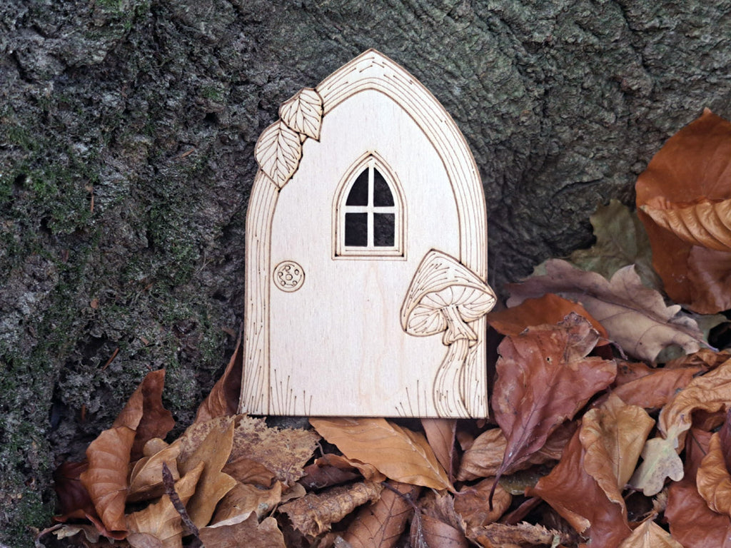 Zaubertür aus Holz aus dem Kinderbuch Der kleine Zauberer Pfifferling im Laub
